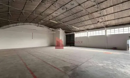 Locação: galpão em ponto comercial para loja e depósito em itajaí