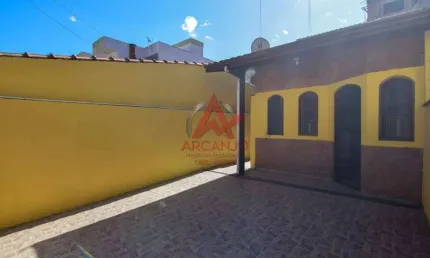 Sobrado, 03 dormitórios, 02 Suítes, bem localizada em Itaguá