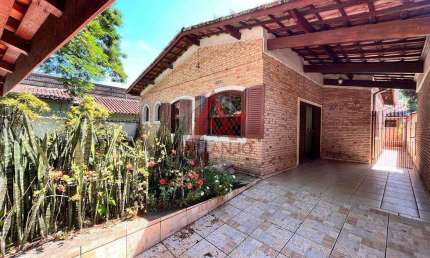 Casa  03 dormitórios, 01 suíte , edícula com suítes, no centro