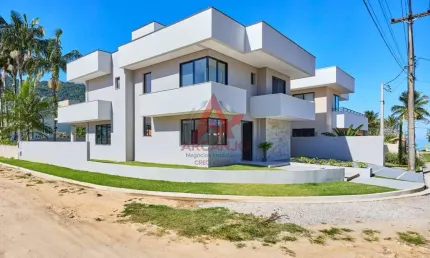 CASA A VENDA EM CONDOMINIO FECHADO NA PRAIA DA LAGOINHA COM 04 SUITES