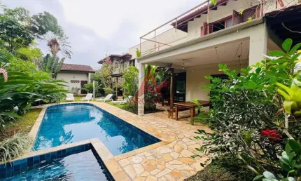 CASA A VENDA EM CONDOMINIO FECHADO A 30 METROS DA PRAIA DA ENSEADA