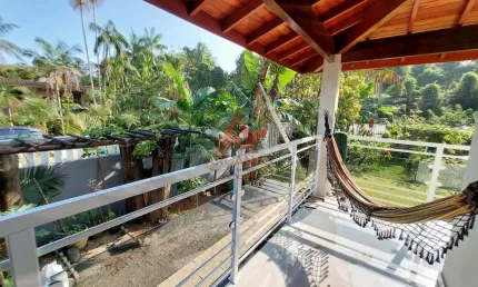 Casa Alto Padrão 02 suítes, espaço gramado e ótima área de lazer