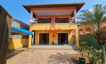 Casa com 4 dormitórios e amplo quintal em Ubatuba/SP