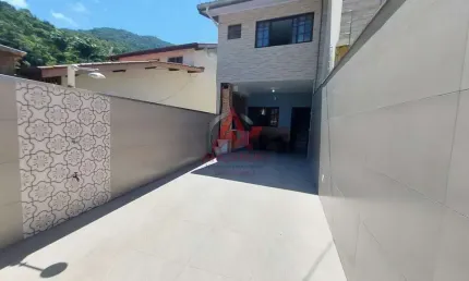 Casa com 4 dormitórios a 150 metros da  Praia da Enseada !