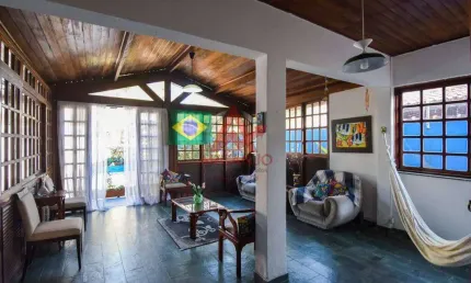 Casa com 05 quartos e 03 suítes, ótima localização em Ubatuba.