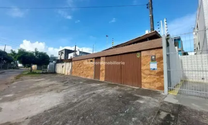Ótima casa a venda no bairro de Casa Caiada Olinda com 248 metros quadrados distribuídos em dois pavimentos.