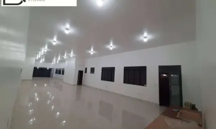 Excelente Salão Comercial, 2 Banheiros, 2 Vagas, 228m