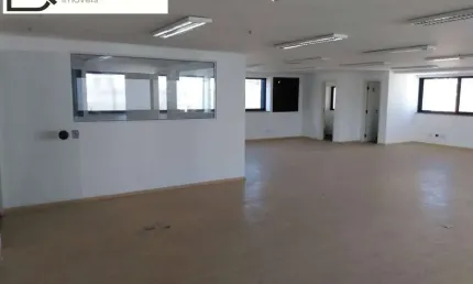 Excelente conjunto comercial, sala de 130m, 4 banheiros e 4 vagas.