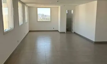 Excelente Conjunto Comercial, Sala de 77m, Sendo 3 banheiros, e 2 vagas.