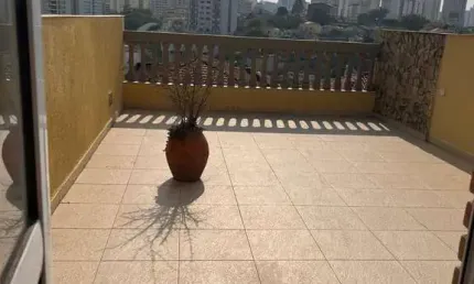 Excelente casa triplex Aclimação c/2 suítes, 2 salas, terraço, 150m²