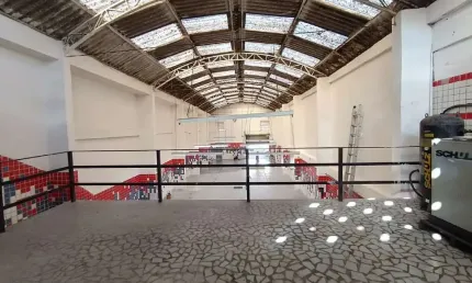 Galpão Comercial para Locação em Santos-SP: 1 Sala, 2 Banheiros, 4 Vagas - Vila Nova (336m²)