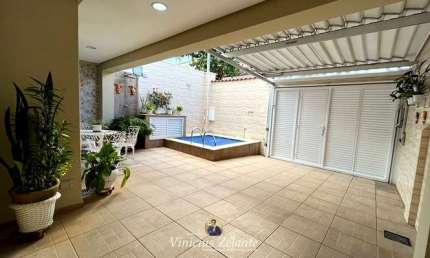 Imperdível: Casa à venda em Santos-SP, no Boqueirão, com 3 quartos, 3 suítes, 2 salas, 5 banheiros, 2 vagas e 155m²!