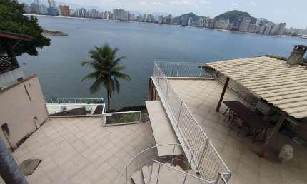 Casa de Luxo com 3 Suítes e 4 Vagas no Parque Prainha, São Vicente-SP: Imperdível Oportunidade!