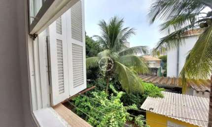 Apartamento à venda no Gonzaga, Santos-SP: 2 quartos, 1 suíte, 2 salas, 1 banheiro, 1 vaga de garagem, 64m² de área.