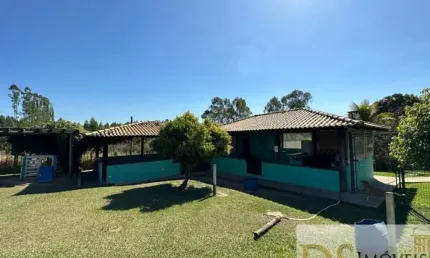 Sítio bem localizado com uma área total de 21.300 m², casa sede, salões de festa, quiosque e piscina