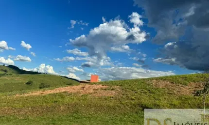 Lote de 800 m² com vista para o horizonte no Condomínio Campos de Santo Antonio II