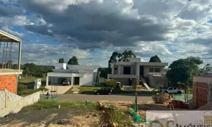 Lote com 800 m² e excelente topografia e com vista no Condomínio Campos de Santo Antonio II