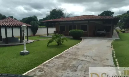 Bela chácara no bairro Canguiri em Itu/SP, 4.560 m², toda murada, com poço artesiano, casa sede, casa de caseiro, capela e piscina