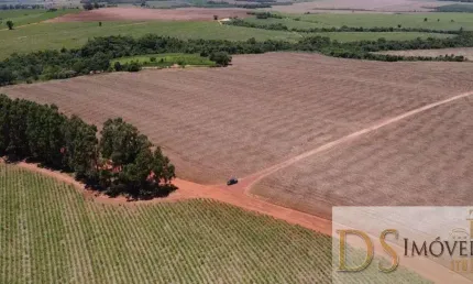 EXCELENTE FAZENDA A VENDA EM ITAÍ/SP, COM ÁREA TOTAL DE 68 ALQUEIRES, TOPOGRAGIA PLANA A LEVEMENTE ONDULADA, TERRA VERMELHA E PROXIMA A CIDADE