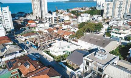 Casa para Venda em Balneário Piçarras, Centro, 2 dormitórios, 1 suíte, 3 banheiros, 4 vagas