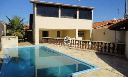 Casa Espaçosa com 4 Quartos, Piscina e Amplo Espaço Gourmet
