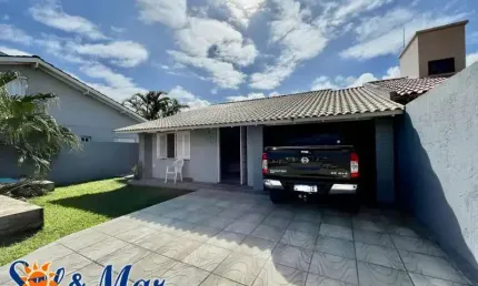 C906 Belíssima residência com piscina, no centro de Imbé