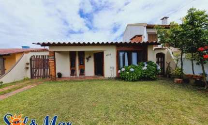 C908 Casa à venda, próximo ao mar no centro de Imbé