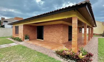 C615 Belo imóvel em tijolo à vista com 02 terrenos, próximo ao mar