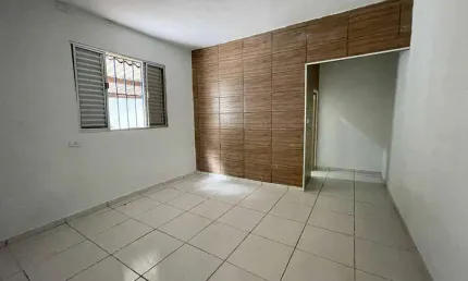 Casa compartilhada com 1 dormitório grande para locação em rua tranquila