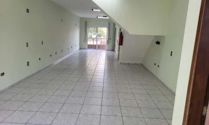 Salão Comercial de 100m² Reformado em Região Central com Grande Fluxo – Excelente Localização!