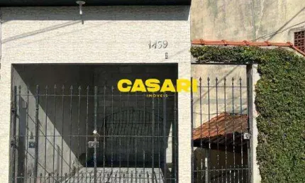 Casa com 2 Dormitórios e Vaga Coberta à Locação – Localização Privilegiada