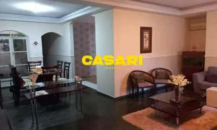 Ampla Casa com 3 Dormitórios, Suíte e Quintal à Venda em Santo André – 310 m² Construídos