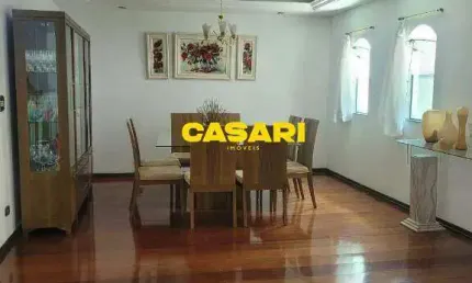 Sobrado Alto Padrão à Venda no Parque dos Pássaros – 3 Dorms, Suíte, Quintal e 4 Vagas