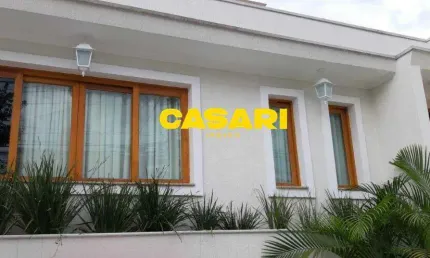 Sobrado alto padrão com 4 dormitórios e 350 m² à venda no campestre