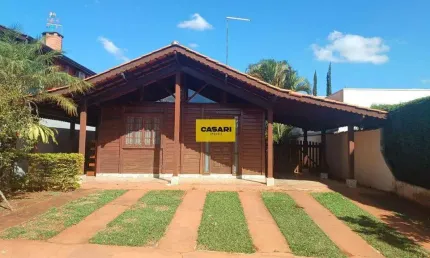 Oportunidade! Casa á venda com 3 dormitórios sendo 1 suíte, em condomínio completo, com valor acessível.