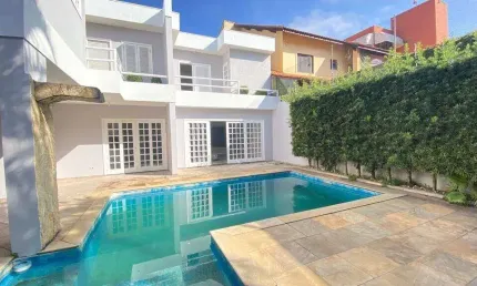 Sobrado com Piscina, Churrasqueira e 4 Suítes com Closet à Venda