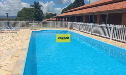 Chácara com 4 suítes, área gourmet, piscina e uma mini cachoeira nos fundos, boituva/sp