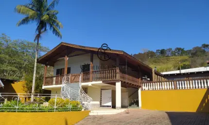 Viva com Vista Privilegiada: Casa dos Sonhos em Santo Antônio do Pinhal!
