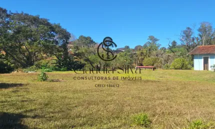 Casa com 3 Quartos, Jardim Frutífero e Amplo Espaço