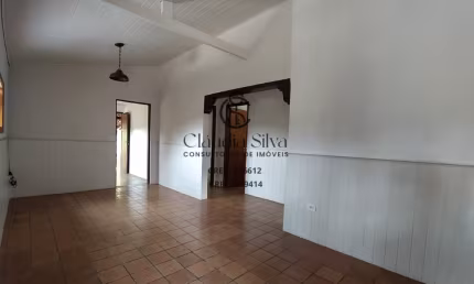 Casa para aluguel com 2 Quartos e Lareira, Próxima ao Centro