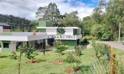 Residência Exclusiva em Santo Antônio do Pinhal: 3 Suítes, Lareira e Churrasqueira