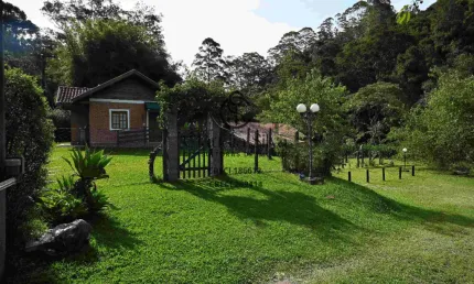 Oportunidade de Investimento: Terreno com Chalés em Área Urbana