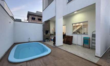 Sobrado com piscina em condomínio fechado: o lar perfeito para sua família!