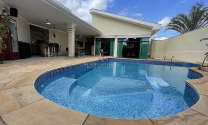 Casa térrea excelente opção comercial com localização privilegiada.