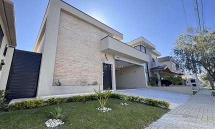 Casa no Condomínio Residencial Ouroville, em Taubaté. 3 dormitórios.