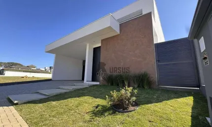Casa no Condomínio Residencial Ouroville, em Taubaté. 3 suítes.