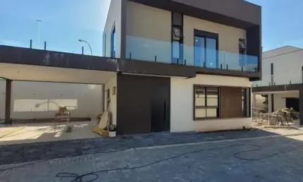 Sobrado novo em condomínio fechado na cidade de Atibaia SP.  São 3 suítes,  piscina, churrasqueira,  totalmente mobiliada.