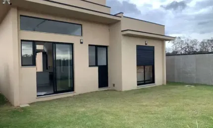Casa nova térrea dentro de condomínio fechado em Atibaia SP.