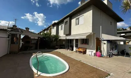 Sobrado em condomínio fechado com 3 suítes, piscina e churrasqueira muito bem localizado em Atibaia SP.