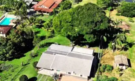 Casa térrea possui 4 dormitórios,  3 banheiros, cozinha, lavanderia,  garagem náutica, oficina, piscina, excelente espaço gourmet,  gramado, pier e acesso para barcos.